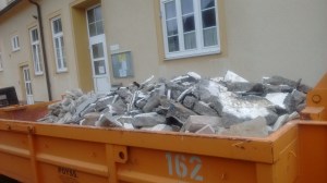 Bauschuttmulde vor dem Gemeindeamt